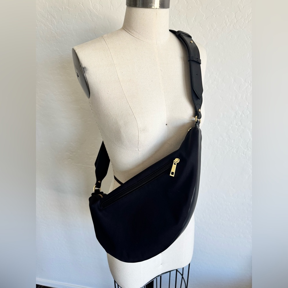 DAPHNE
Crossbody Half Moon Bag in Black/Gold